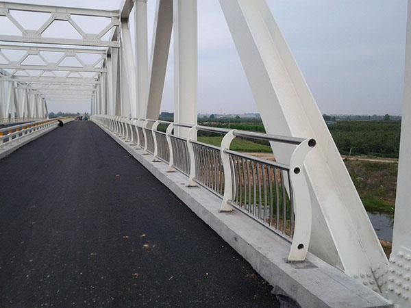 桥梁护栏的后期维护保养